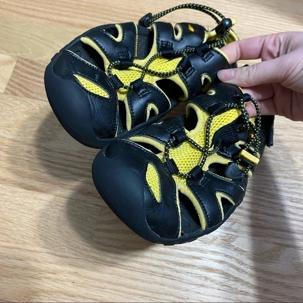 Keen yellow black